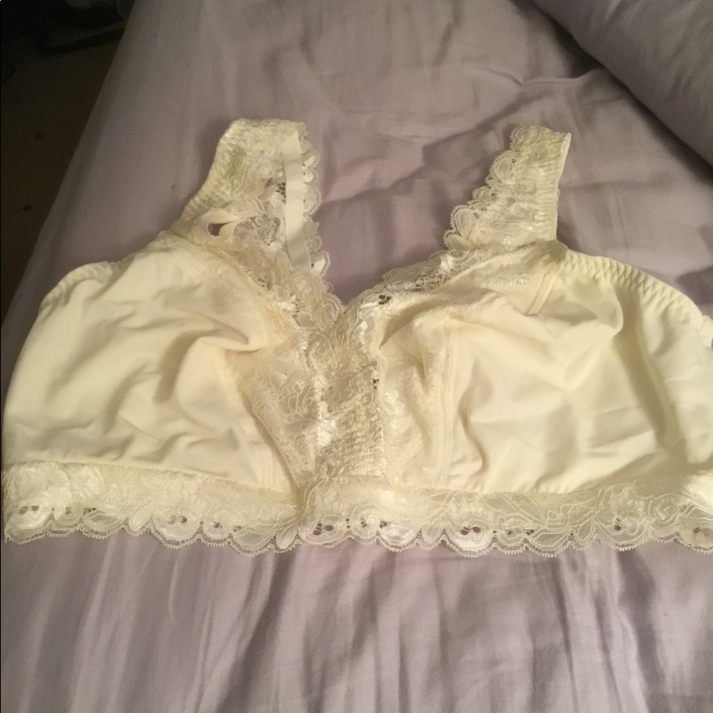 Breezies Wirefree Bra with Contrast Lace
